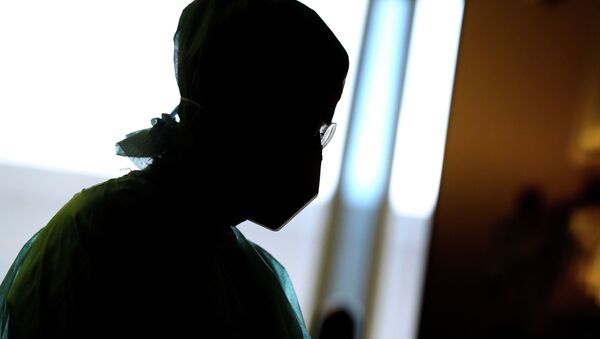 Медсестра находится в отделении коронавирусной болезни больницы. Архивное фото - Sputnik Кыргызстан