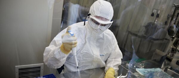 Сотрудник лаборатории ГУ НИИ эпидемиологии и микробиологии имени Н.Ф. Гамалеи. Архивное фото - Sputnik Кыргызстан