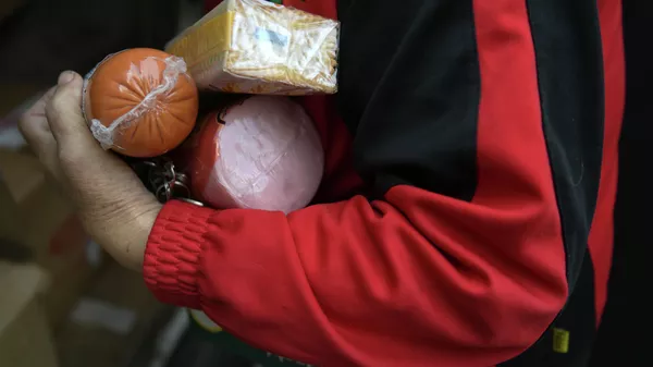 Мужчина с продуктами. Архивное фото - Sputnik Кыргызстан