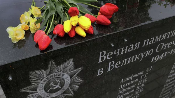 Цветы у мемориала погибшим в ВОВ. Архивное фото  - Sputnik Кыргызстан