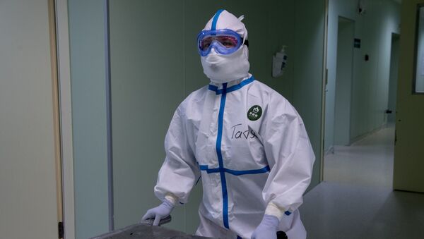 Врач в госпитале для зараженных коронавирусной инфекцией. Архивное фото - Sputnik Кыргызстан