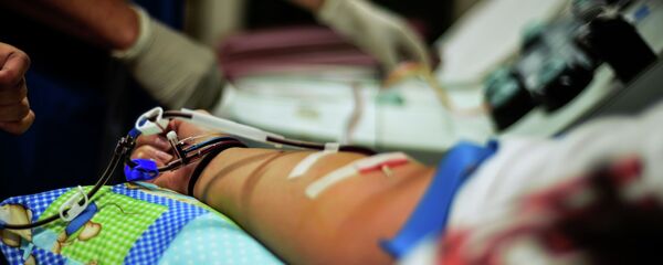 Медсестра с женщиной больной COVID-19. Архивное фото Медсестра с женщиной больной COVID-19. Архивное фото - Sputnik Кыргызстан