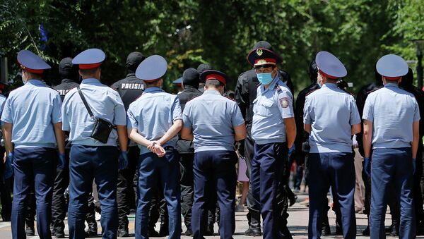 Сотрудники полиции Алматы охраняют порядок. Архивное фото - Sputnik Кыргызстан