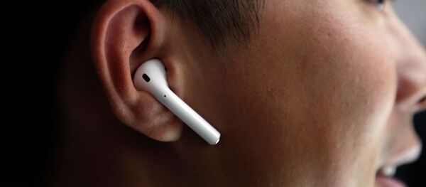 Мужчина с беспроводными наушниками Apple AirPods. Архивное фото Мужчина с беспроводными наушниками Apple AirPods. Архивное фото - Sputnik Кыргызстан