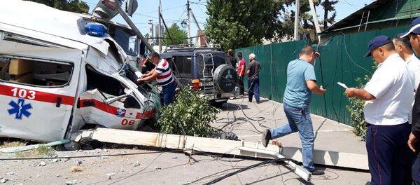 Бишкекте жүк ташуучу автоунаа менен Тез жардам машинасы кагышты Бишкекте жүк ташуучу автоунаа менен Тез жардам машинасы кагышты - Sputnik Кыргызстан