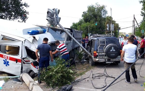 Грузовой автомобиль врезался в карету скорой сбоку и сильно ее повредил - Sputnik Кыргызстан