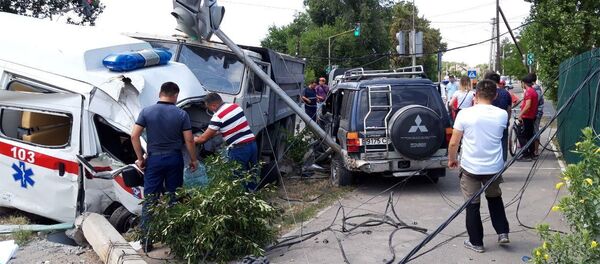 Последствия ДТП с участием кареты скорой помощи на пересечении Орозбекова и Ленинградской в Бишкеке - Sputnik Кыргызстан