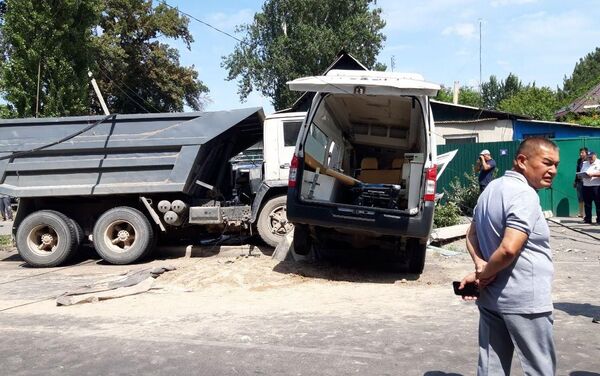 В Бишкеке столкнулись грузовик и карета Центра экстренной медицины - Sputnik Кыргызстан