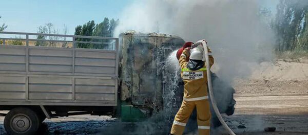 Mersedes-Benz үлгүсүндөгү жүк ташуучу автоунаа өрттөнүп кетти - Sputnik Кыргызстан