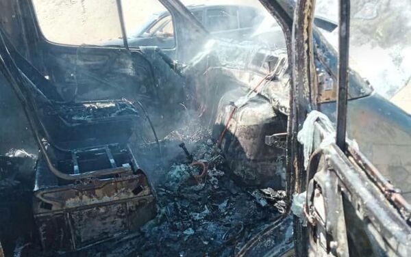 На перевале Топурак-Бел Сузакского района Джалал-Абадской области грузовик Mersedes-Benz загорелся прямо на ходу. - Sputnik Кыргызстан