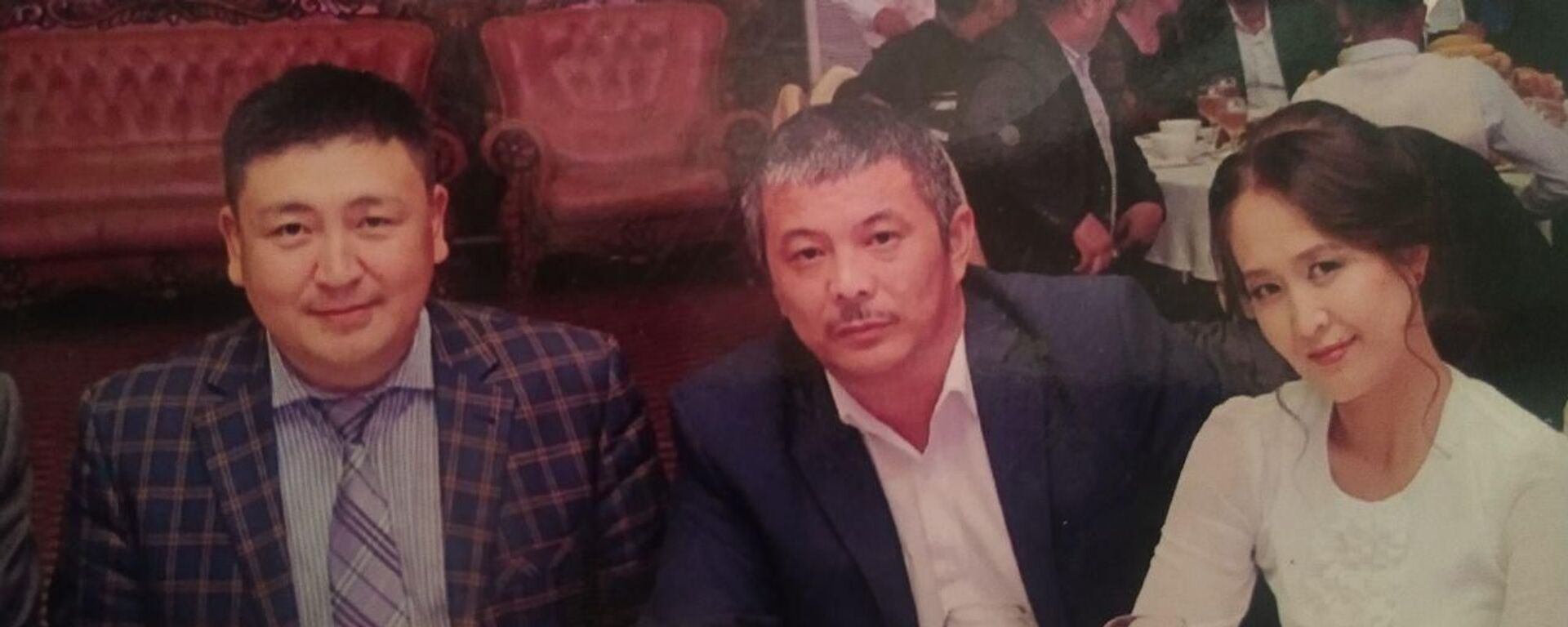 Журналист, акын Зайырбек Ажыматов жана кыргыз эл акыны Элмирбек Иманалиев жубайы менен. Архив - Sputnik Кыргызстан, 1920, 18.06.2020