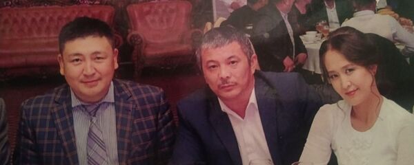 Журналист, акын Зайырбек Ажыматов жана кыргыз эл акыны Элмирбек Иманалиев жубайы менен. Архив - Sputnik Кыргызстан