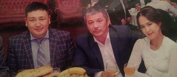 Журналист, акын Зайырбек Ажыматов жана кыргыз эл акыны Элмирбек Иманалиев жубайы менен. Архив - Sputnik Кыргызстан