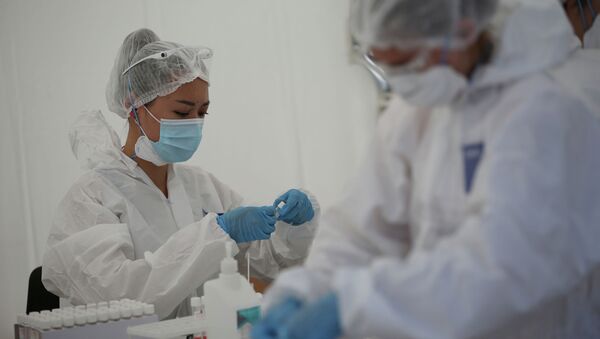 Медицинские работники на мобильной станции тестирования на наличие коронавирусной болезни (COVID-19) в Алматы - Sputnik Кыргызстан