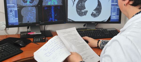 Врач расшифровывает результаты компьютерной томографии. Архивное фото - Sputnik Кыргызстан