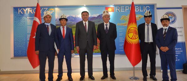 Кыргызстандын Түркиядагы элчиси Кубанычбек Өмүралиев Түркиянын Вандык кыргыздар менен жолугушту - Sputnik Кыргызстан