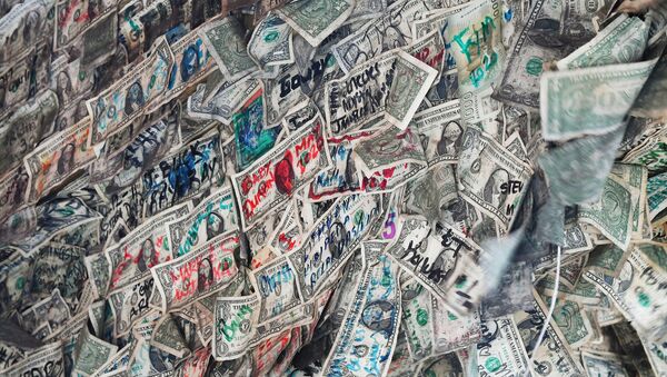 Долларовые банкноты на стене. Архивное фото - Sputnik Кыргызстан