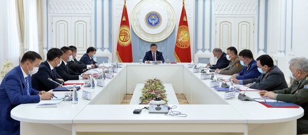 Президент Кыргызстана Сооронбай Жээнбеков проводит заседание Совета безопасности в узком составе Президент Кыргызстана Сооронбай Жээнбеков проводит заседание Совета безопасности в узком составе - Sputnik Кыргызстан