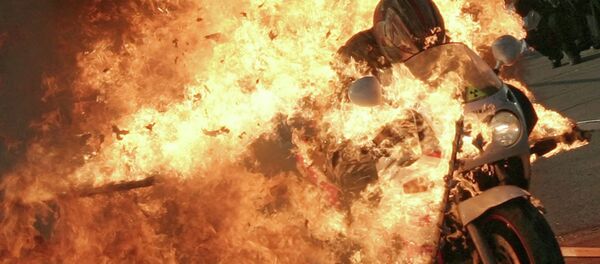 Каскадер на горящем мотоцикле. Архивное фото Каскадер на горящем мотоцикле. Архивное фото - Sputnik Кыргызстан