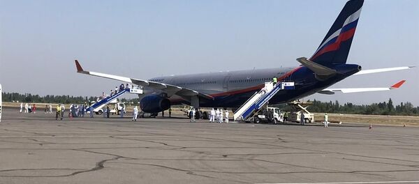Самолет в международном аэропорту Манас в котором прибыли 325 кыргызстанцев из Москвы Самолет в международном аэропорту Манас в котором прибыли 325 кыргызстанцев из Москвы - Sputnik Кыргызстан