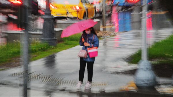 Девушка под зонтом во время дождя. Архивное фото - Sputnik Кыргызстан