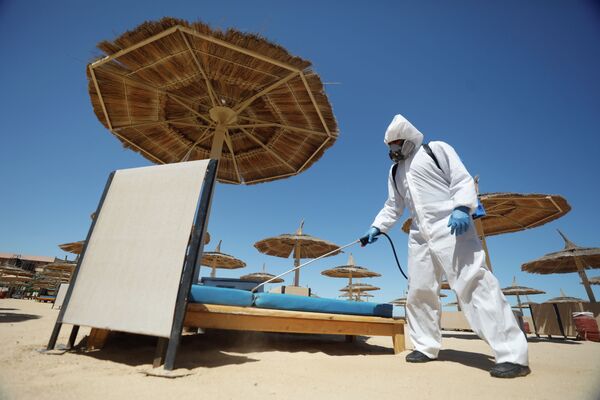 Санобработка лежаков и зонтов на пляжах в Египте - Sputnik Кыргызстан