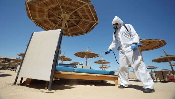 Санобработка лежаков и зонтов на пляжах в Египте - Sputnik Кыргызстан