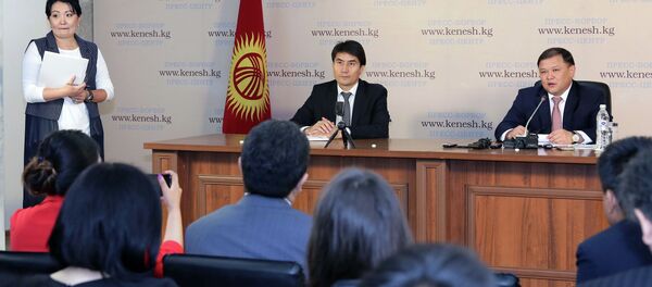 Жогорку Кеңештин Басма сөз кызматынын жетекчиси Ибраим Нуракун уулу (солдо) жана ЖКнын төрагасы Дастан Жумабеков. Архив - Sputnik Кыргызстан