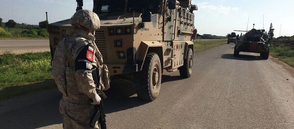 Совместное российско-турецкое патрулирование участка трассы М-4 в зоне Идлиб Совместное российско-турецкое патрулирование участка трассы М-4 в зоне Идлиб - Sputnik Кыргызстан