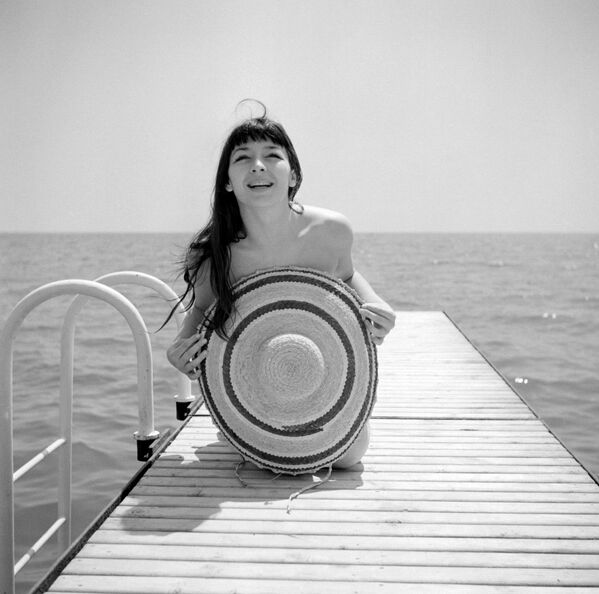 Французская певица Жюльетт Греко на пляже, 1951 год  - Sputnik Кыргызстан