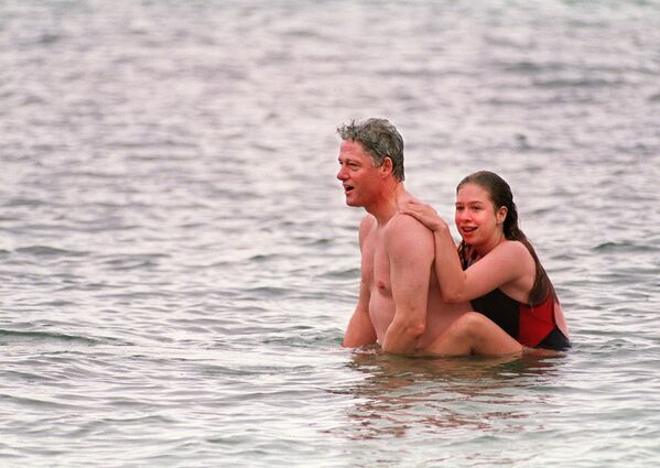Президент США Билл Клинтон с дочерью Челси в Гонолулу, 1993 год - Sputnik Кыргызстан