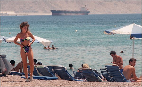 Девушка на пляже в Эйлате, 1990 год - Sputnik Кыргызстан