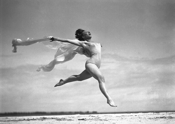 Киноактриса и танцовщица Салли Рэнд на пляже во Флориде, 1936 года - Sputnik Кыргызстан
