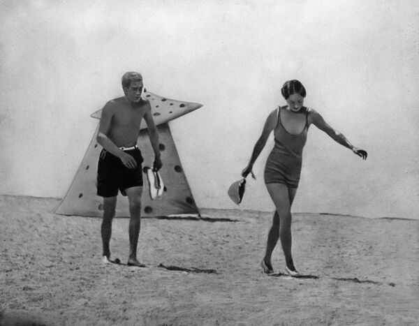 Герцог Виндзорский и Бесси Уоллис Симпсон на пляже во Франции, 1934 год - Sputnik Кыргызстан