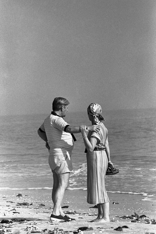 Бывший Федеральный канцлер Германии Гельмут Шмидт с женой на пляже во Флориде, 1981 год - Sputnik Кыргызстан
