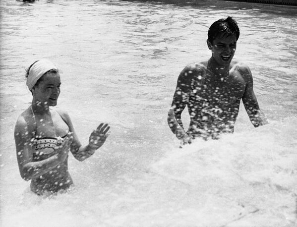 Актеры Ромми Шнайдер и Ален Делон отдыхают в Монте-Карло, 1961 год - Sputnik Кыргызстан