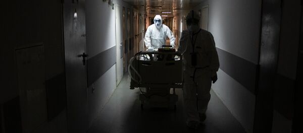 Медицинские работники везут больного коронавирусом в палату - Sputnik Кыргызстан