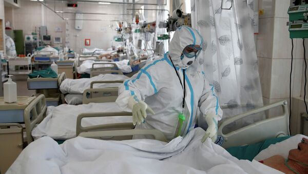 Врач осматривает пациента в палате больницы - Sputnik Кыргызстан