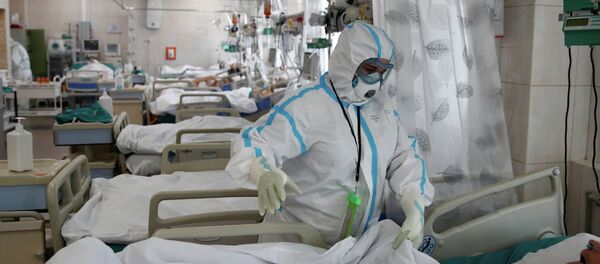 Врач осматривает пациента в палате больницы Врач осматривает пациента в палате больницы - Sputnik Кыргызстан