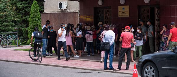 Жерди трансформациялоо боюнча мыйзам долбоорунда кемчиликтер бар жана ал кечиктирилип жатат деген талап менен жүздөй адам өкмөт үйүнүн алдына митингге чыкты - Sputnik Кыргызстан