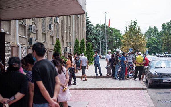 В Бишкеке возле Дома правительства проходит митинг - Sputnik Кыргызстан