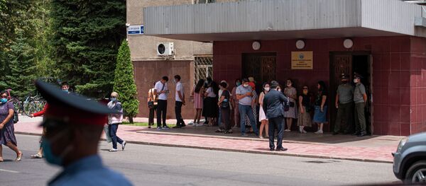 Митинг с требованием решить вопрос с трансформацией земельных участков у Дома правительства в Бишкеке - Sputnik Кыргызстан