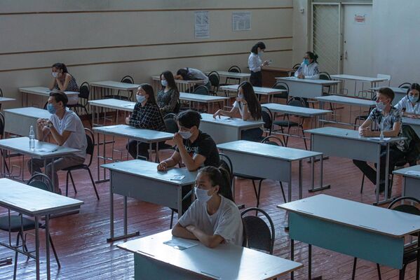 На базе школ в каждом районе страны организовано 117 тестовых центров - Sputnik Кыргызстан
