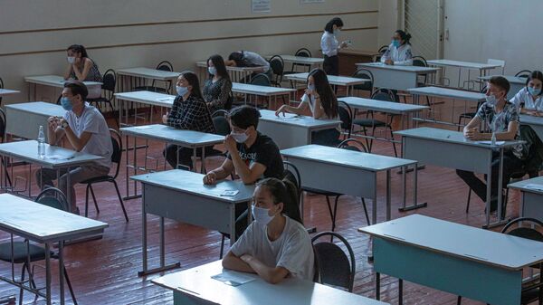 Абитуриенты во время экзамена в Бишкеке. Архивное фото - Sputnik Кыргызстан