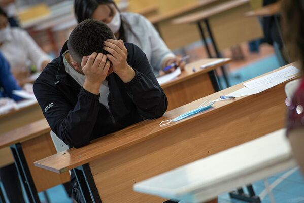От итогов тестирования во многом зависит то, в какие университеты пройдут выпускники школ - Sputnik Кыргызстан