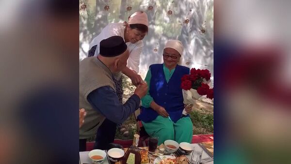 Кыргызстанец сделал предложение жене после 65 лет совместной жизни — видео - Sputnik Кыргызстан