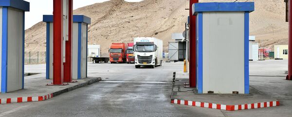 Фуры у пункта пропуска Иркештам в Ошской области. Архивное фото - Sputnik Кыргызстан