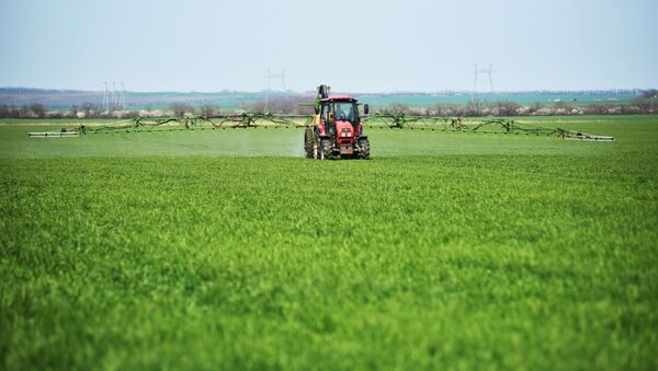 Комбайн обрабатывает поля пестицидами. Архивное фото - Sputnik Кыргызстан