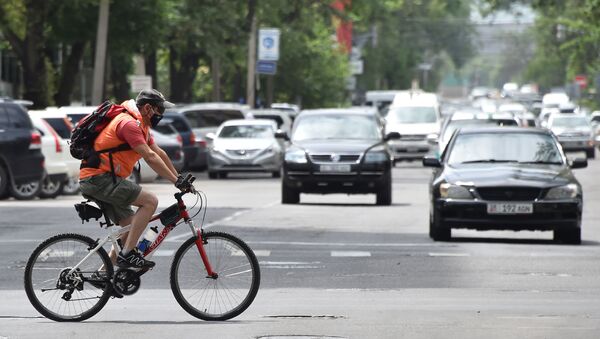 Велосипедист едет по одной из улиц Бишкека во время карантина из-за распространения коронавируса - Sputnik Кыргызстан