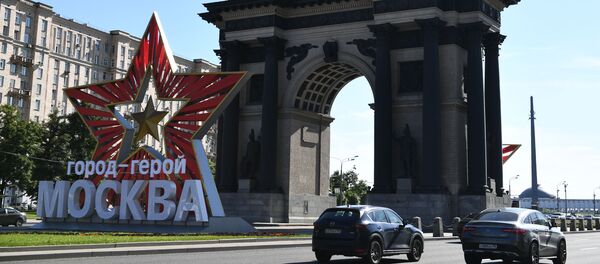 Звезда с надписью город-герой Москва у Триумфальной арки на Кутузовском проспекте в Москве - Sputnik Кыргызстан